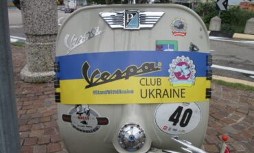 Una Vespa d'epoca pro Ucraina, con bollo del 1957, in sosta fuori dal casello di Verona Sud