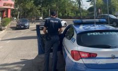 Infrange il vetro di un’auto in sosta e tenta di rubare al suo interno: 24enne beccato dagli agenti delle Volanti