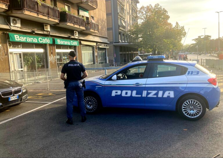 Vede la Volante e tenta di liberarsi della droga gettandola a terra: pusher arrestato dalla Polizia di Stato