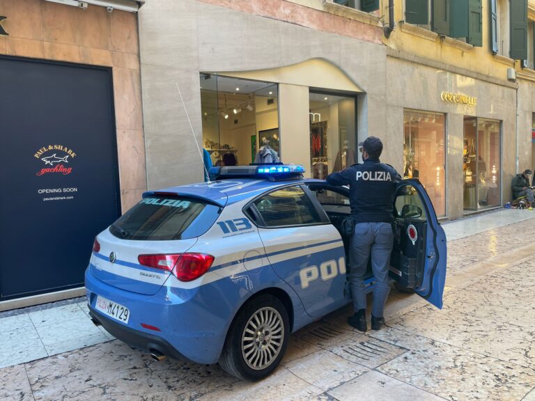 Sfonda la vetrina di un negozio in Via Mazzini e fugge: 29enne arrestato dagli agenti delle Volanti
