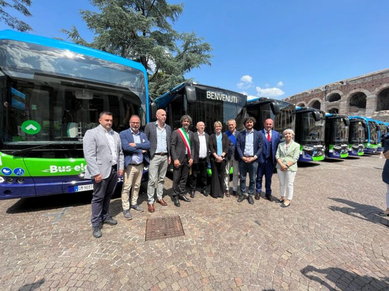 Verona sempre piu’ provincia sostenibile. In piazza Bra inaugurati undici autobus elettrici