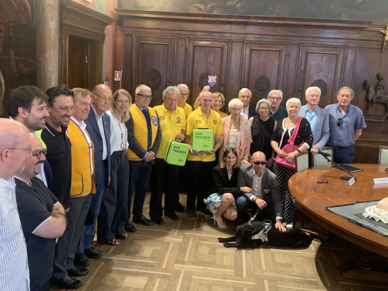 I Lions Re Teodorico donano un cane a un non vedente, due defibrillatori all’associazione soccorritori e screening visivo agli alunni delle scuole primarie