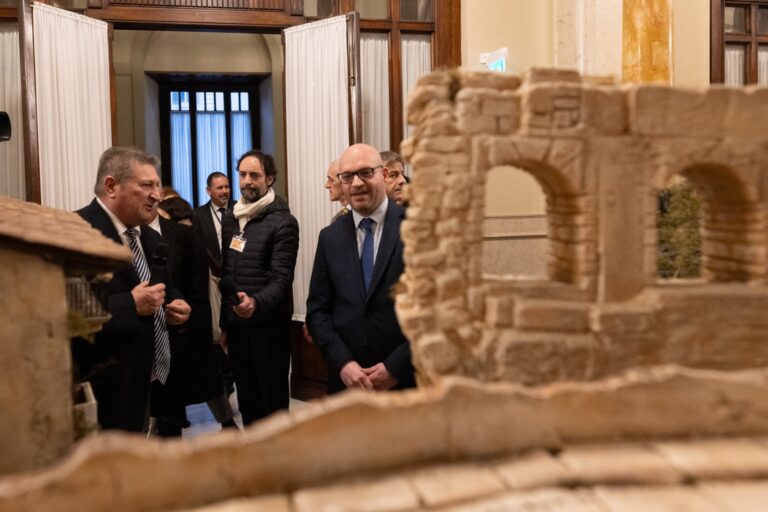 Fontana inaugura il presepe veronese a Montecitorio, a 800 anni da quello di S. Francesco