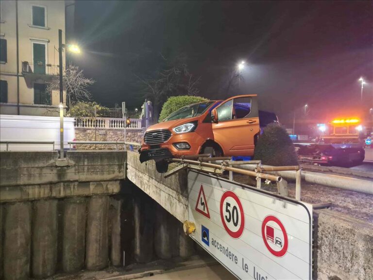Incidente a Porta Nuova con autovettura ferma in bilico sul tunnel di via faccio. Deceduto il pedone investito in via Badile a dicembre