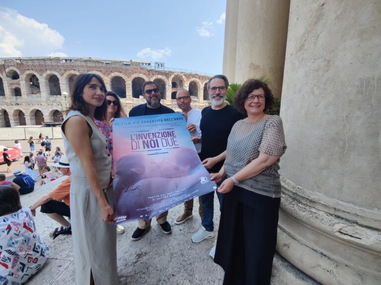 Verona protagonista sul grande schermo con ‘L’invenzione di noi due’ il film, prodotto dalla Scaligera K Plus Film e distribuito da Be Water Film in collaborazione con Medusa Film, esce oggi nelle principali sale cinematografiche italiane