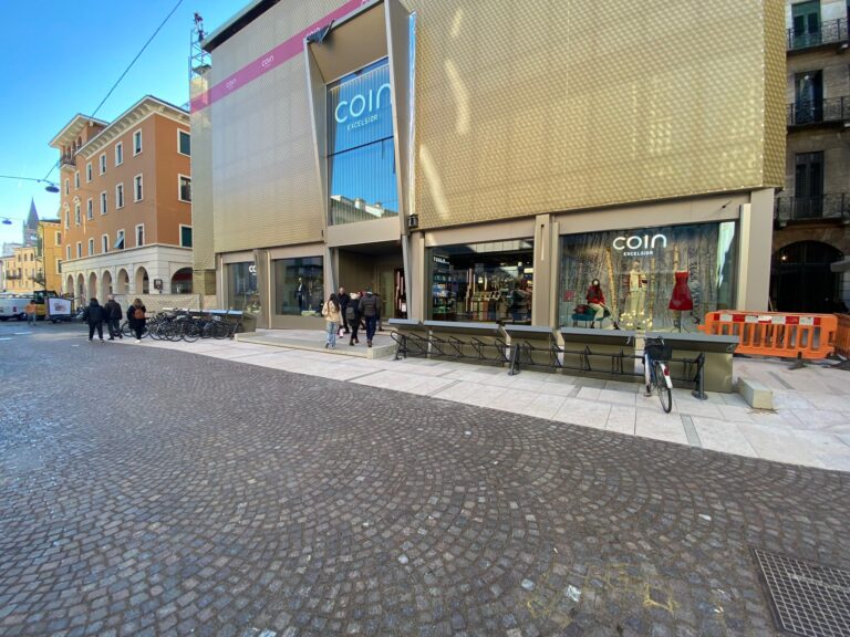 Presto completata la rigenerazione dell’area davanti a Coin