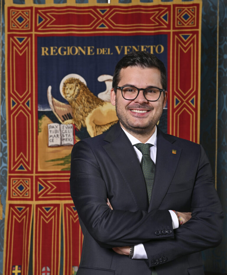 Morte di Umberto Bossi, Pressi (Stefani Presidente): “perdiamo il nostro papà. In consiglio regionale un convegno per ricordarlo”