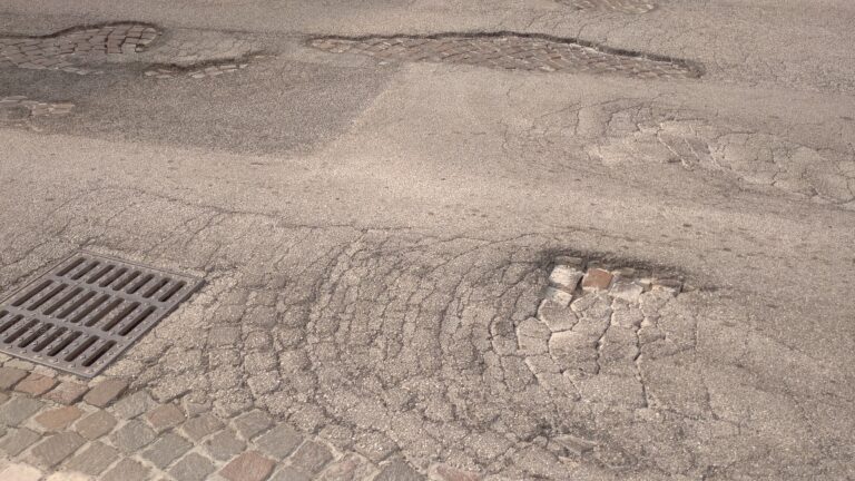 Selciato da esercitazione militare in piazza Renato Simoni