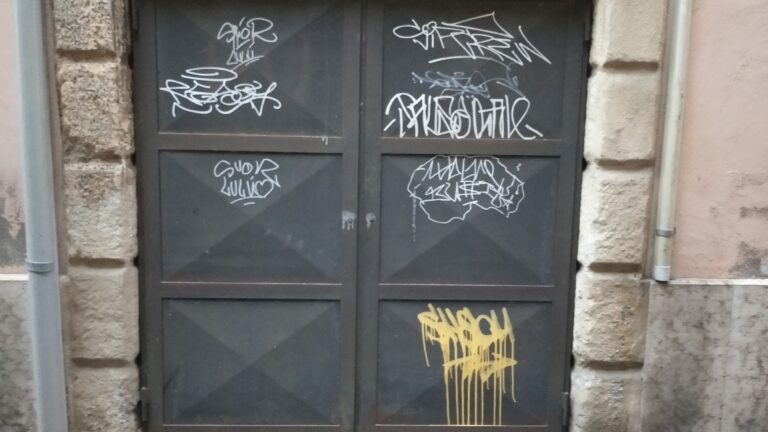 Anche vicolo Isola s’è arreso agli imbrattatori