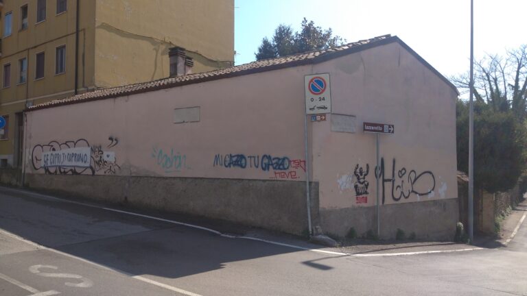 Disegnacci e volgarità ad un angolo viario tra passato e presente