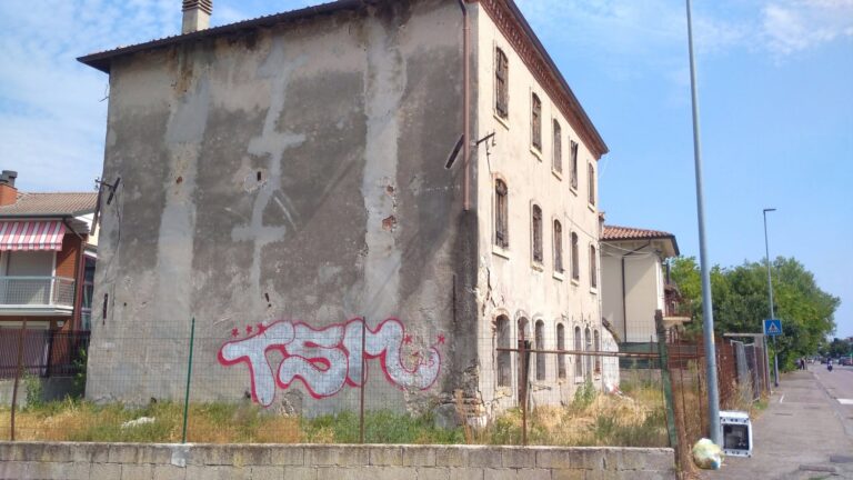 Incognita d’insicurezza per un vecchio edificio nello sfacelo