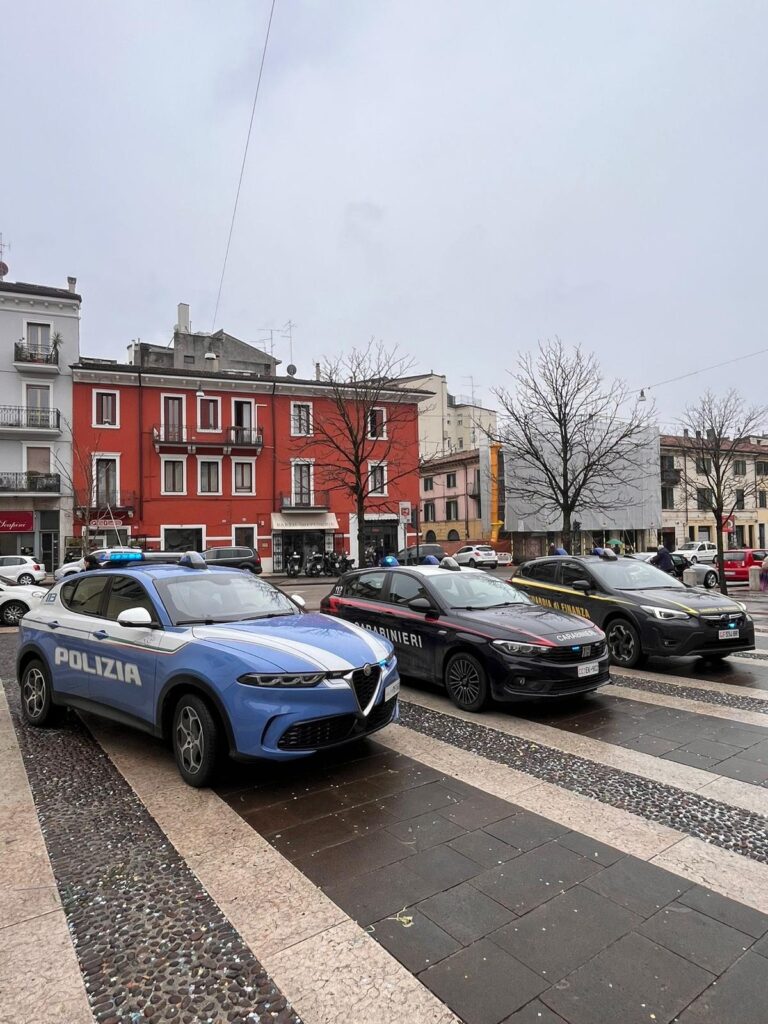 Polizia di Verona – Operazione “Alto Impatto” della Polizia di Stato, dell’Arma dei Carabinieri e della Guardia di Finanza a Verona: oltre 140 persone identificate e un ventottenne veronese arrestato per detenzione di sostanze stupefacenti ai fini di spaccio