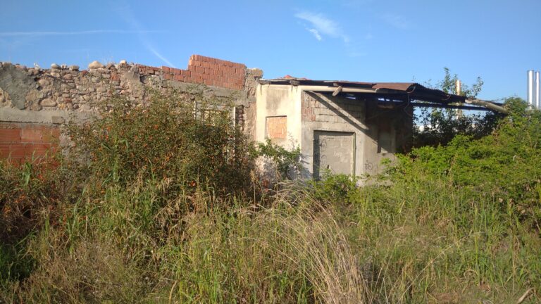 Ruderi da tempo nell’abbandono diventati discarica
