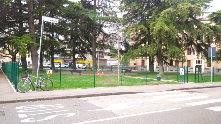 Un campo giochi nell’area verde da tempo mal frequentata
